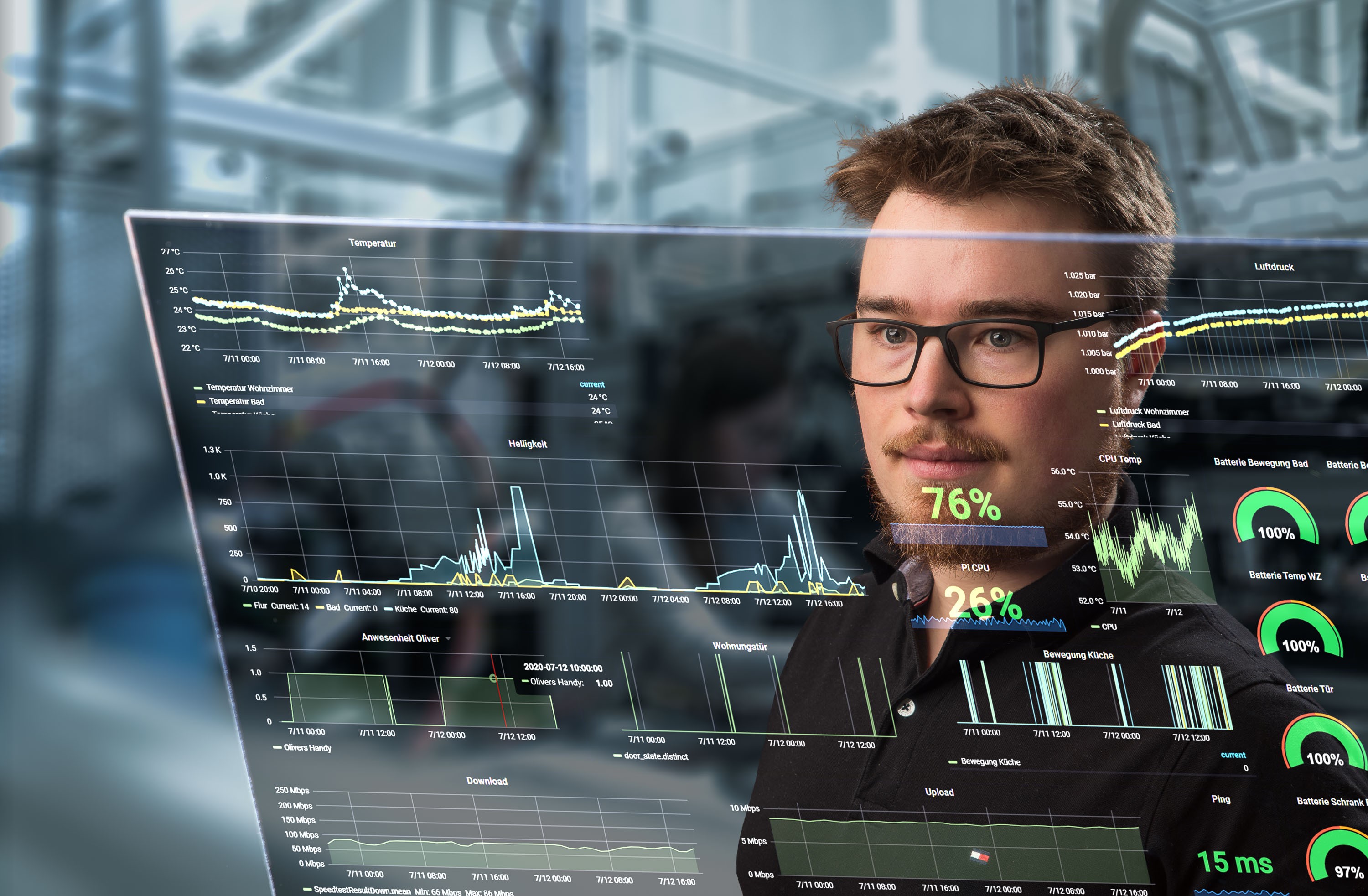 Felix Lukas Kübler, Data & Analytics Engineer, blickt auf einen transparenten Bildschirm mit Datenvisualisierungen.