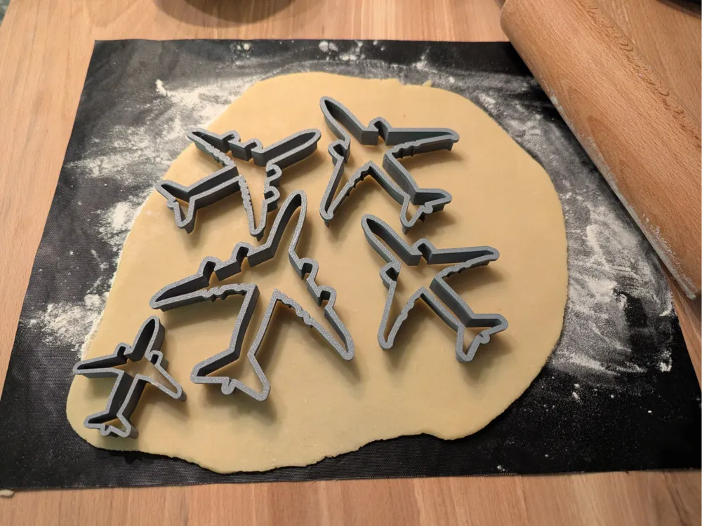 Ein Ensemble aus Flugzeug-Keksausstechern mit verschiedenen Airliner-Silhouetten.