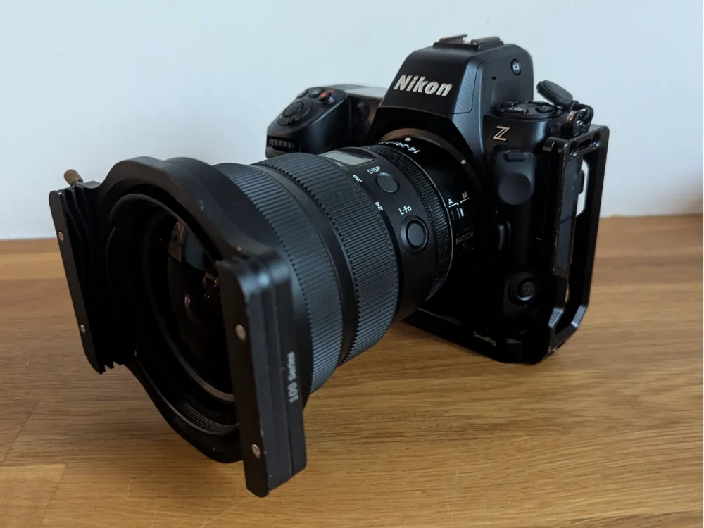 Nikon-Z-Kamera mit NIKKOR Z 14-24mm und montiertem Haida-Filteradapter.